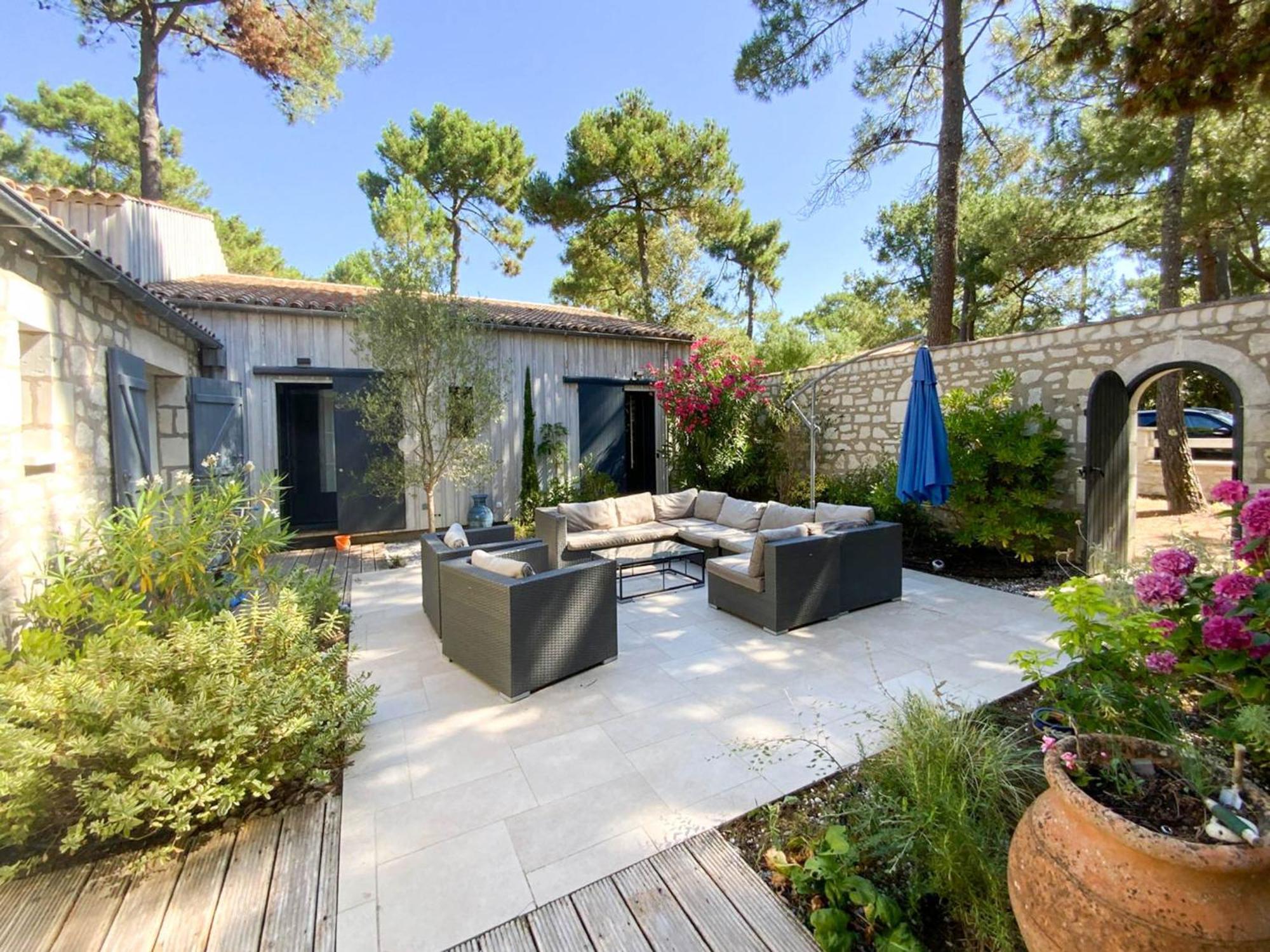 Charentaise Avec Piscine Pour 8 Personnes A La Palmyre - Fr-1-705-103 Villa *